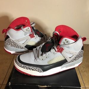 Wolf grey gym red Jordan spizike’s size 8.5